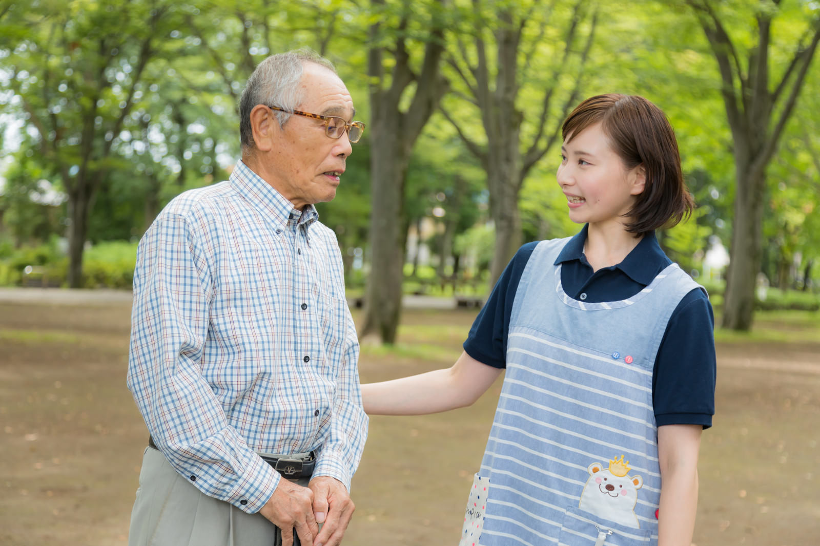 ベンチで利用者に寄り添うスタッフの写真