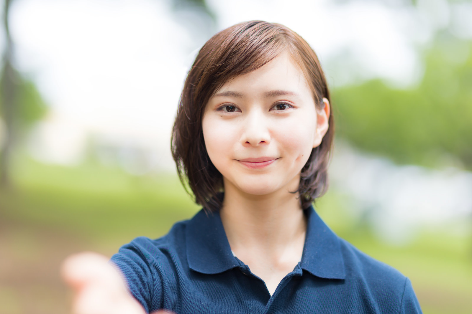 利用者に手を差し伸べてサポートするてとてケアのスタッフ